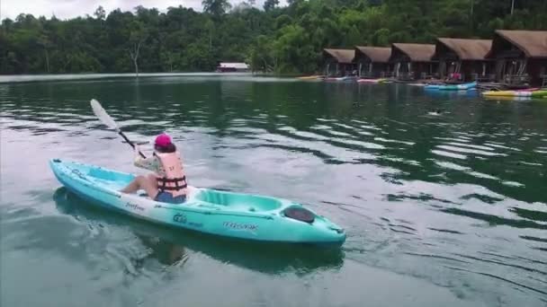 Barco Khao Sok Mujer Emocionada Canoa Sombrero Rojo Casas Barcos — Vídeo de stock