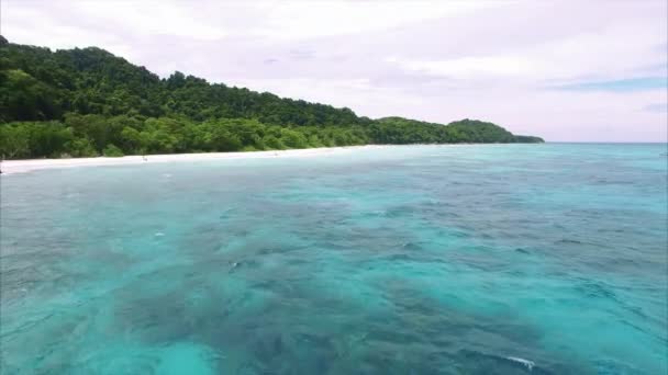 類似の島が海に戻って飛ぶ 異なる角度 — ストック動画