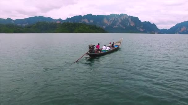 Barco Khao Sok Vista Traseira Com Pessoas Boat Hills — Vídeo de Stock