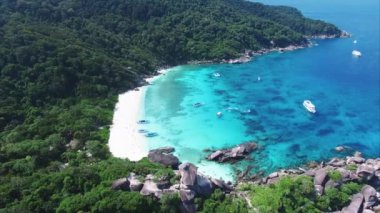 Mavi Su ve Gemi ile Similan Adaları Whit Kumsalı