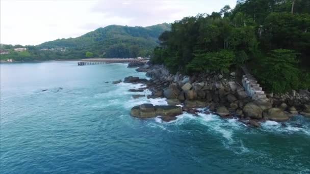 Phuket Tailandia Volando Sobre Olas Que Estrellan — Vídeo de stock