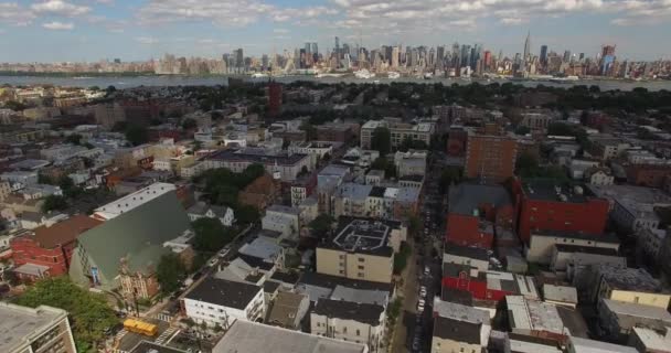 Northern Flyover Red Top Maisons Bâtiments Avec Nyc Skyline Dans — Video