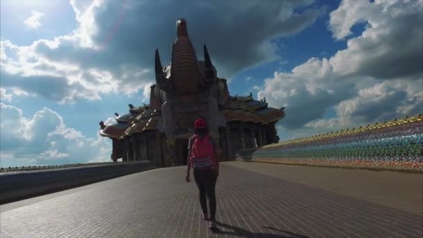 Templo Del Elefante Pasarela Mujer Caminando Con Mochila Rosa Sombrero — Vídeo de stock