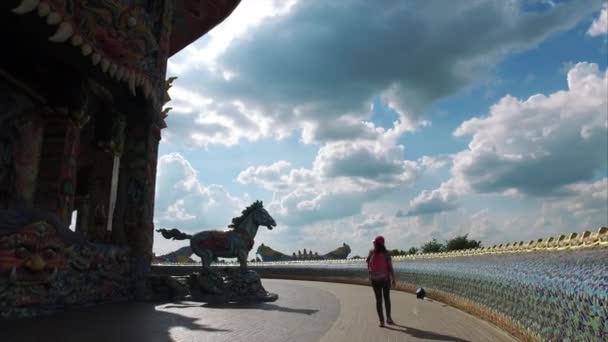 Mujer Caminando Con Mochila Rosa Por Templo Con Caballos — Vídeo de stock