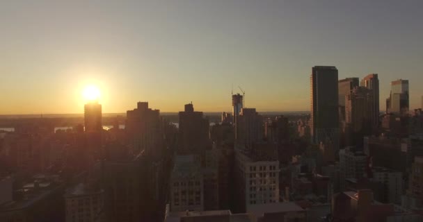 Sestupný Záběr Při Západu Slunce Vytváření Iluze Slunce Skrývající Budovou — Stock video