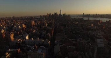 New York Havacılık Günbatımı. Özgürlük Kulesi 'ne doğru uçuyor.