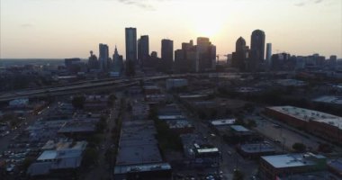 Dallas, Teksas 'ta Busy Highway ve Skyline Havayolları