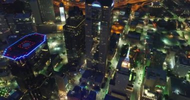 Gece vakti Dallas, Teksas 'ta Gökdelenler Uçuyor