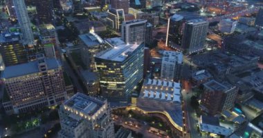 Dallas Havaalanı, Teksas Gece Yarısı