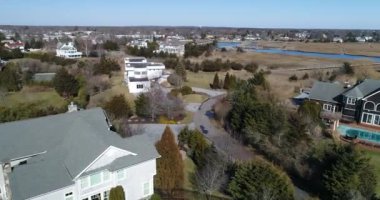 Banliyö mahallesindeki küçük bir evin havadan görünüşü. Yeni Jersey.