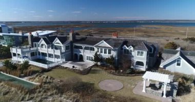 Kışın gölü olan lüks bir evin manzarası.