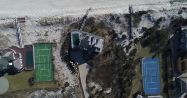 Beyaz kumlu sahil manzarası ve Florida 'daki evler.