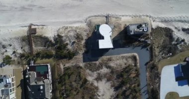 Hollanda 'nın kuzeyindeki beyaz bir evin havadan görünüşü.