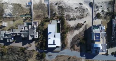 Güney sahilinde modern lüks bir evin havadan görünüşü