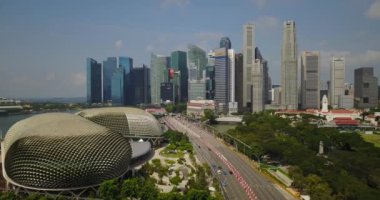 Singapur şehir merkezindeki gökdelenler.