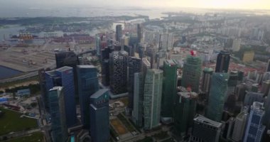 Singapur şehir merkezindeki gökdelenler.