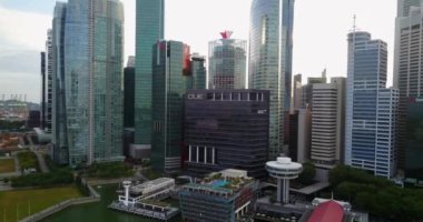 Singapur şehir merkezindeki gökdelenler.