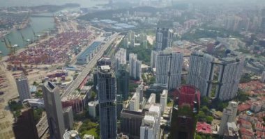 Singapur şehir merkezindeki gökdelenler.