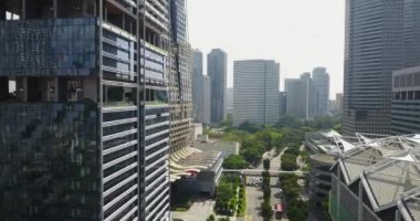 Singapur şehir merkezindeki gökdelenler.