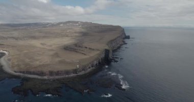 İzlanda 'da Deniz Kıyısı Uçurumu