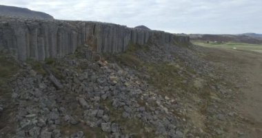 İzlanda 'da Deniz Kıyısı Uçurumu ve Dağları