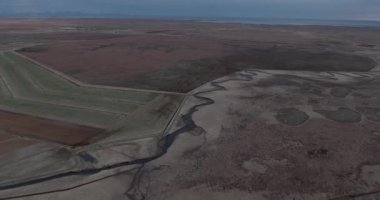 Kırsaldaki bir gölün güzel bir görüntüsü.