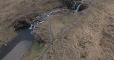 İzlanda 'da Akıntı ve Şelale Havası