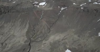 İzlanda 'daki dağları kesen bir nehrin havası.