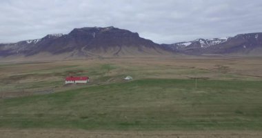 İzlanda 'da Karlı Dağlar Uçağı