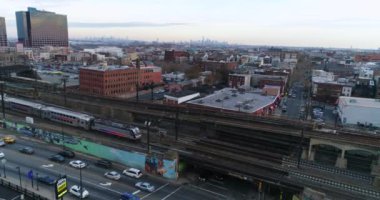 New York City Skyline 'ın ve New York' taki Brooklyn Köprüsü 'nün havadan görüntüsü..