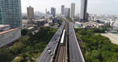 Bangkok, Tayland 'daki Otoyol ve Trenin Hava Görüntüleri