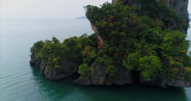 Tayland 'daki güzel tropikal deniz ve kayaların hava manzarası