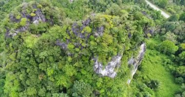 Sabahları dağların havadan görünüşü