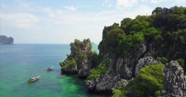 Tayland 'da deniz ve okyanusu olan güzel tropikal adanın hava aracı fotoğrafı.