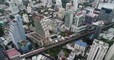 Bangkok, Tayland 'da Hava Görüntüleri: Skyline and Train Passing