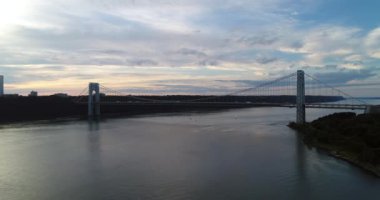 Akşam karanlığında New York şehrinin hava manzarası.