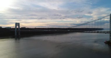 New York 'taki köprünün havadan görüntüsü.