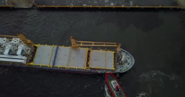 İki Römorkör Havalimanı Bir Kargo Gemisi Çekiyor, Manila, Filipinler