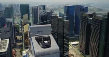 Singapur şehrinin gökyüzü ve binaların havadan görünüşü