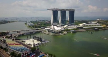 Marina Körfezi - Singapur Şehri 23 Haziran 2018 - Singapur şehir binaları olan yat limanı ve marina manzarası. Turistik cazibe