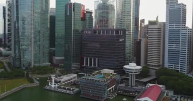 Singapur şehir merkezindeki Clifford İskelesi ve Gökdelenleri.