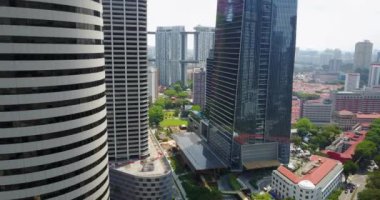 Singapur şehir merkezindeki gökdelenler.