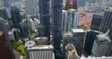 Singapur şehir merkezindeki gökdelenler.