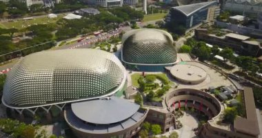 Singapur - 16 Nisan 2018: Marina Bay Sands Oteli 'nin tepesinden manzara. Marina 'da.