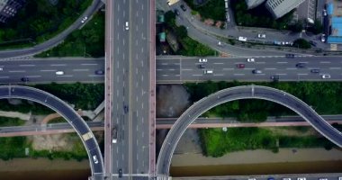Otobanın ve arabaların üst manzarası. Arabaları ve trafiği olan bir şehrin havadan çekilmiş fotoğrafı..