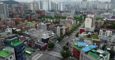 Geceleri Hong Kong şehrinin hava manzarası.