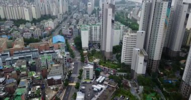 Modern şehir mimarisinin havadan görünüşü