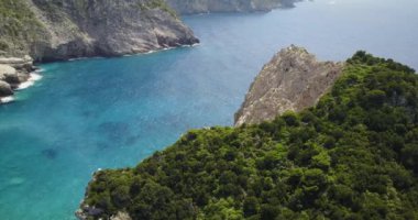 Bir sahil ve deniz manzarası