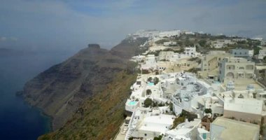 Yunanistan 'ın Santorini kentindeki Bir Uçurum Kenarı Köyünün Hava Görüntüsü