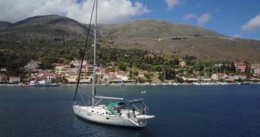 Yunanistan 'ın Lixouri kentindeki bir sahil köyünün yakınındaki bir yelkenlinin hava görüntüsü